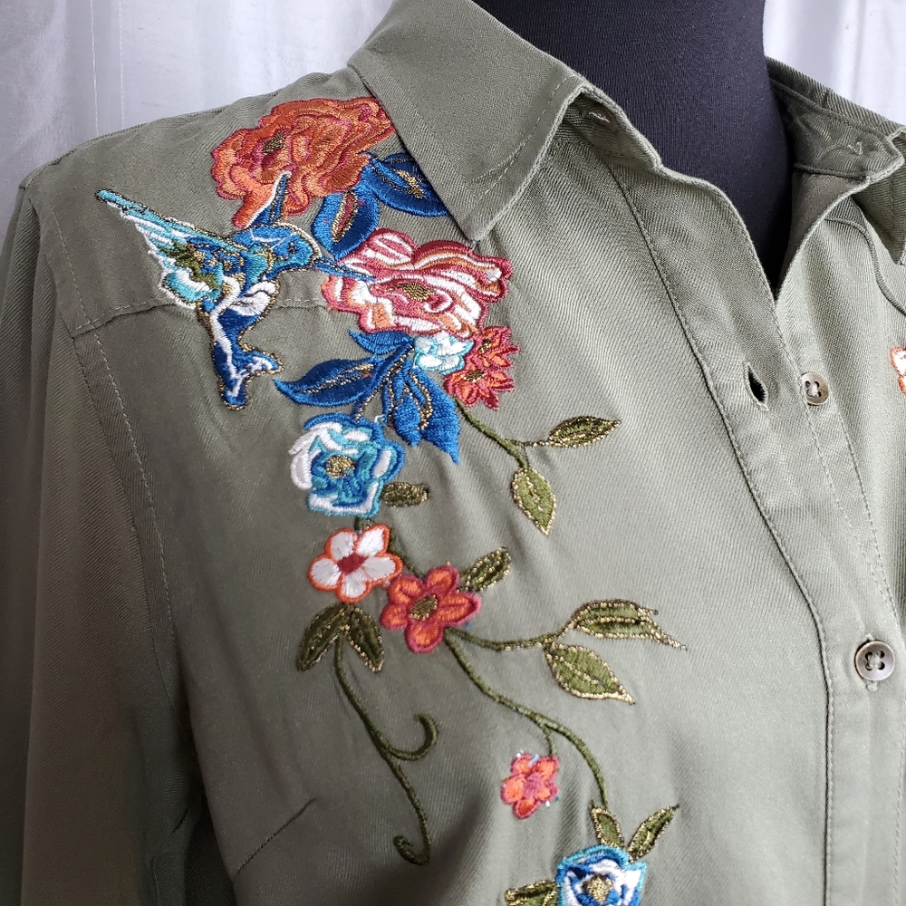 NWT !SALE! Jessica Simpson Floral Embroidery Sz M Button Down Shirt